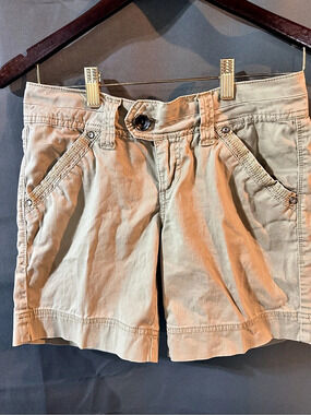 BKE Serena Cargo Shorts in Beige Waist 26